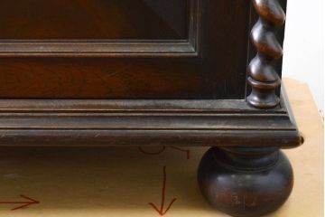 イギリスアンティーク　ウォールナット材　アールデコ　ボールフット　クラシカルな装飾が魅力のキャビネット(戸棚、収納棚)(R-061761)