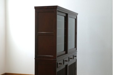 中古　国産手造り民芸家具　和モダンの雰囲気づくりにぴったりの食器棚　(R-061762)