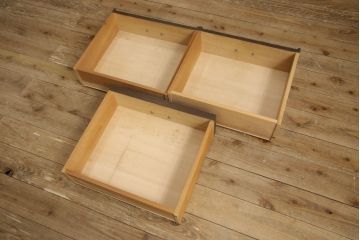和製ビンテージ　神戸洋家具　永田良介商店　シックな色合いとクラシカルな佇まいが魅力的なカップボード(食器棚、キャビネット、収納棚、戸棚、飾り棚、ヴィンテージ)(R-061763)