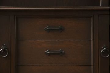 和製ビンテージ　神戸洋家具　永田良介商店　シックな色合いとクラシカルな佇まいが魅力的なカップボード(食器棚、キャビネット、収納棚、戸棚、飾り棚、ヴィンテージ)(R-061763)