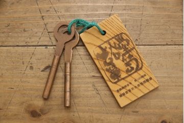 中古　伝統民芸　漆　岩谷堂箪笥　荘厳な金具が抜群の存在感を漂わせる衣装箪笥(着物箪笥、整理箪笥、衣装盆、和タンス、収納箪笥、引き出し、チェスト)(R-061766)