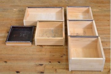 中古　軽井沢彫り　趣ある木の色合いと施された桜の意匠が和の雰囲気を高めるスツール付きドレッサー(鏡台、ミラー)(R-061767)