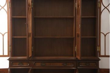 イギリスビンテージ　ボロレ(H.R.BOLLORE)　マホガニー材　クラシカルで気品ある佇まいが魅力的なキャビネット(戸棚、収納棚、飾り棚、食器棚、ヴィンテージ)(定価約280万円)(R-061768)