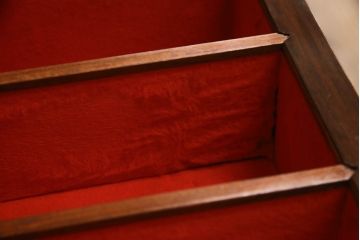 イギリスビンテージ　ボロレ(H.R.BOLLORE)　マホガニー材　クラシカルで気品ある佇まいが魅力的なキャビネット(戸棚、収納棚、飾り棚、食器棚、ヴィンテージ)(定価約280万円)(R-061768)