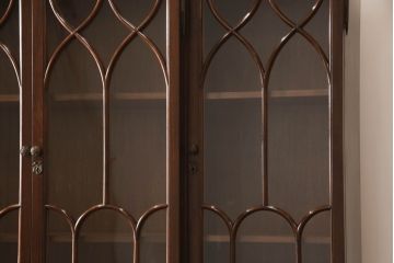 イギリスビンテージ　ボロレ(H.R.BOLLORE)　マホガニー材　クラシカルで気品ある佇まいが魅力的なキャビネット(戸棚、収納棚、飾り棚、食器棚、ヴィンテージ)(定価約280万円)(R-061768)