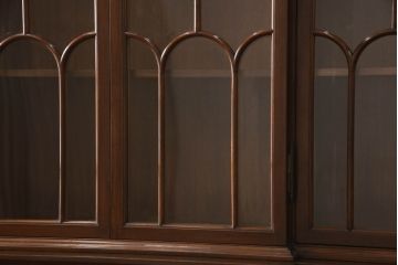 イギリスビンテージ　ボロレ(H.R.BOLLORE)　マホガニー材　クラシカルで気品ある佇まいが魅力的なキャビネット(戸棚、収納棚、飾り棚、食器棚、ヴィンテージ)(定価約280万円)(R-061768)