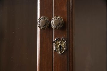 イギリスビンテージ　ボロレ(H.R.BOLLORE)　マホガニー材　クラシカルで気品ある佇まいが魅力的なキャビネット(戸棚、収納棚、飾り棚、食器棚、ヴィンテージ)(定価約280万円)(R-061768)