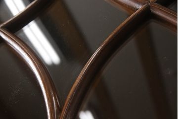イギリスビンテージ　ボロレ(H.R.BOLLORE)　マホガニー材　クラシカルで気品ある佇まいが魅力的なキャビネット(戸棚、収納棚、飾り棚、食器棚、ヴィンテージ)(定価約280万円)(R-061768)