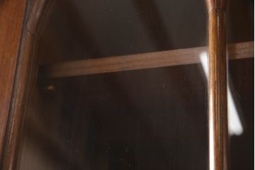 イギリスビンテージ　ボロレ(H.R.BOLLORE)　マホガニー材　クラシカルで気品ある佇まいが魅力的なキャビネット(戸棚、収納棚、飾り棚、食器棚、ヴィンテージ)(定価約280万円)(R-061768)