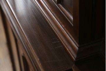 イギリスビンテージ　ボロレ(H.R.BOLLORE)　マホガニー材　クラシカルで気品ある佇まいが魅力的なキャビネット(戸棚、収納棚、飾り棚、食器棚、ヴィンテージ)(定価約280万円)(R-061768)