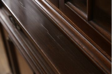 イギリスビンテージ　ボロレ(H.R.BOLLORE)　マホガニー材　クラシカルで気品ある佇まいが魅力的なキャビネット(戸棚、収納棚、飾り棚、食器棚、ヴィンテージ)(定価約280万円)(R-061768)
