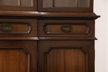イギリスビンテージ　ボロレ(H.R.BOLLORE)　マホガニー材　クラシカルで気品ある佇まいが魅力的なキャビネット(戸棚、収納棚、飾り棚、食器棚、ヴィンテージ)(定価約280万円)(R-061768)
