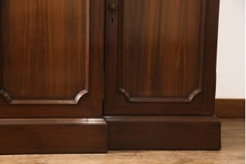 イギリスビンテージ　ボロレ(H.R.BOLLORE)　マホガニー材　クラシカルで気品ある佇まいが魅力的なキャビネット(戸棚、収納棚、飾り棚、食器棚、ヴィンテージ)(定価約280万円)(R-061768)