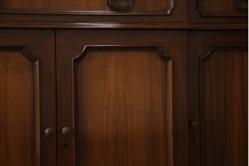 イギリスビンテージ　ボロレ(H.R.BOLLORE)　マホガニー材　クラシカルで気品ある佇まいが魅力的なキャビネット(戸棚、収納棚、飾り棚、食器棚、ヴィンテージ)(定価約280万円)(R-061768)