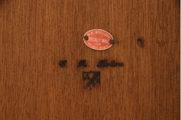 イギリスビンテージ　ボロレ(H.R.BOLLORE)　マホガニー材　クラシカルで気品ある佇まいが魅力的なキャビネット(戸棚、収納棚、飾り棚、食器棚、ヴィンテージ)(定価約280万円)(R-061768)