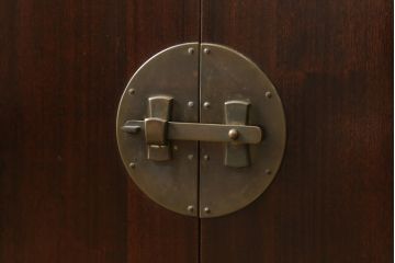 和製ビンテージ　松本民芸家具　#132型　格式高い雰囲気の朝鮮棚(収納棚、飾り棚、陳列棚、戸棚、ディスプレイ棚、収納箪笥、ヴィンテージ)(R-061769)