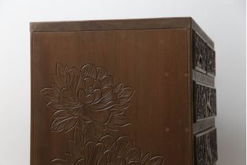 中古　大胆に施された彫刻が目を惹く日光彫りのチェスト(サイドチェスト、小箪笥、和タンス、引き出し、衣装箪笥、収納箪笥)(R-061772)