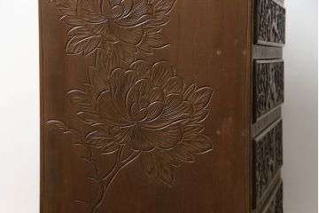 中古　大胆に施された彫刻が目を惹く日光彫りのチェスト(サイドチェスト、小箪笥、和タンス、引き出し、衣装箪笥、収納箪笥)(R-061772)