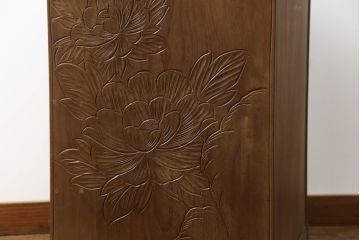 中古　大胆に施された彫刻が目を惹く日光彫りのチェスト(サイドチェスト、小箪笥、和タンス、引き出し、衣装箪笥、収納箪笥)(R-061772)