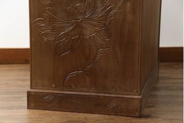 中古　大胆に施された彫刻が目を惹く日光彫りのチェスト(サイドチェスト、小箪笥、和タンス、引き出し、衣装箪笥、収納箪笥)(R-061772)