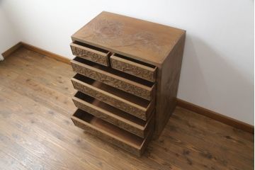 中古　大胆に施された彫刻が目を惹く日光彫りのチェスト(サイドチェスト、小箪笥、和タンス、引き出し、衣装箪笥、収納箪笥)(R-061772)