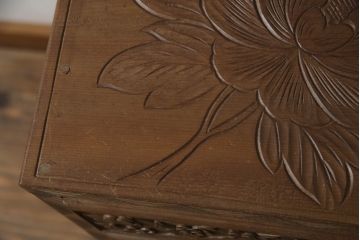 中古　大胆に施された彫刻が目を惹く日光彫りのチェスト(サイドチェスト、小箪笥、和タンス、引き出し、衣装箪笥、収納箪笥)(R-061772)