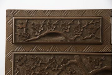 中古　大胆に施された彫刻が目を惹く日光彫りのチェスト(サイドチェスト、小箪笥、和タンス、引き出し、衣装箪笥、収納箪笥)(R-061772)