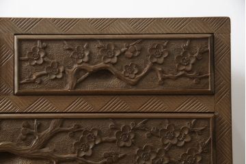 中古　大胆に施された彫刻が目を惹く日光彫りのチェスト(サイドチェスト、小箪笥、和タンス、引き出し、衣装箪笥、収納箪笥)(R-061772)