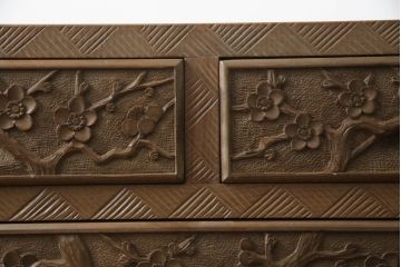 中古　大胆に施された彫刻が目を惹く日光彫りのチェスト(サイドチェスト、小箪笥、和タンス、引き出し、衣装箪笥、収納箪笥)(R-061772)
