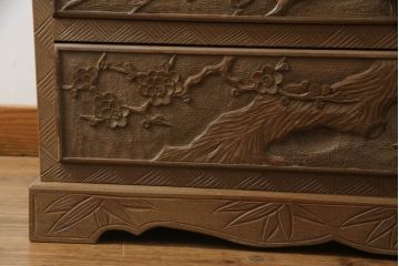 中古　大胆に施された彫刻が目を惹く日光彫りのチェスト(サイドチェスト、小箪笥、和タンス、引き出し、衣装箪笥、収納箪笥)(R-061772)