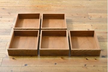 中古　伝統工芸　日光彫り　大振りな花の意匠が目を惹く小引き出し(小物収納、卓上収納)(R-061773)