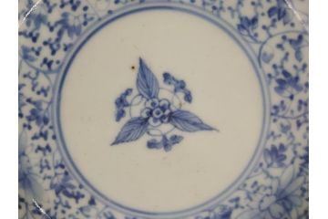 江戸期　古伊万里　染付　二重角福　花唐草　4.5寸皿　約13.5cm　伊万里焼の伝統美が詰まった小皿2枚セット(四寸五分、和皿、渦福、和食器)(R-061775)
