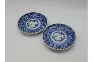 江戸期　古伊万里　染付　蛸唐草　松竹梅　4寸皿　約12.5cm　伊万里焼の伝統美が詰まった小皿2枚セット(四寸、和皿、渦福、和食器)(R-061780)