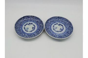 江戸期　古伊万里　染付　蛸唐草　松竹梅　4寸皿　約12.5cm　伊万里焼の伝統美が詰まった小皿2枚セット(四寸、和皿、渦福、和食器)(R-061780)