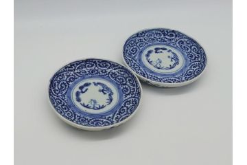 江戸期　古伊万里　染付　蛸唐草　松竹梅　4寸皿　約12.5cm　伊万里焼の伝統美が詰まった小皿2枚セット(四寸、和皿、渦福、和食器)(R-061780)