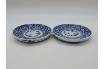 江戸期　古伊万里　染付　蛸唐草　松竹梅　4寸皿　約12.5cm　伊万里焼の伝統美が詰まった小皿2枚セット(四寸、和皿、渦福、和食器)(R-061780)