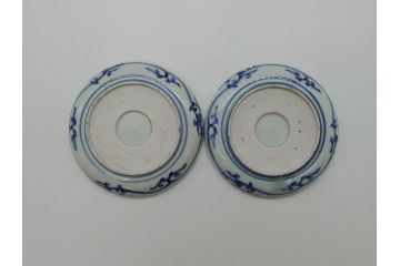 江戸期　古伊万里　染付　蛸唐草　松竹梅　4寸皿　約12.5cm　伊万里焼の伝統美が詰まった小皿2枚セット(四寸、和皿、渦福、和食器)(R-061780)