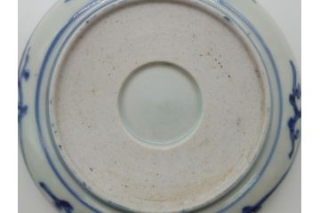 江戸期　古伊万里　染付　蛸唐草　松竹梅　4寸皿　約12.5cm　伊万里焼の伝統美が詰まった小皿2枚セット(四寸、和皿、渦福、和食器)(R-061780)