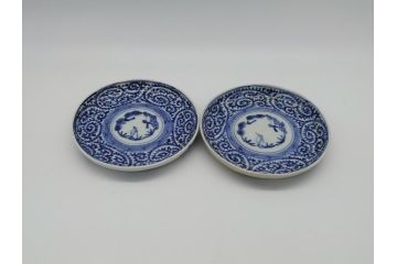 江戸期　古伊万里　染付　蛸唐草　松竹梅　4寸皿　約12.5cm　伊万里焼の伝統美が詰まった小皿2枚セット(四寸、和皿、渦福、和食器)(R-061781)