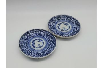 江戸期　古伊万里　染付　蛸唐草　松竹梅　4寸皿　約12.5cm　伊万里焼の伝統美が詰まった小皿2枚セット(四寸、和皿、渦福、和食器)(R-061781)