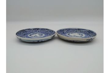 江戸期　古伊万里　染付　蛸唐草　松竹梅　4寸皿　約12.5cm　伊万里焼の伝統美が詰まった小皿2枚セット(四寸、和皿、渦福、和食器)(R-061781)