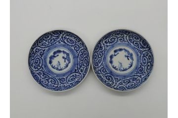 江戸期　古伊万里　染付　蛸唐草　松竹梅　4寸皿　約12.5cm　伊万里焼の伝統美が詰まった小皿2枚セット(四寸、和皿、渦福、和食器)(R-061781)