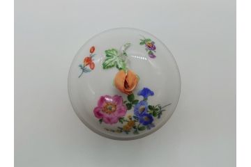 ドイツ　マイセン　Meissen　ベーシックフラワー　三つ花　優雅で華やかなシュガーポット(蓋物、西洋陶磁器)(R-061784)