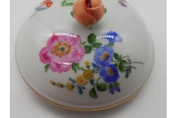 ドイツ　マイセン　Meissen　ベーシックフラワー　三つ花　優雅で華やかなシュガーポット(蓋物、西洋陶磁器)(R-061784)