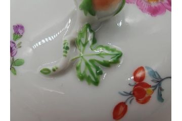 ドイツ　マイセン　Meissen　ベーシックフラワー　三つ花　優雅で華やかなシュガーポット(蓋物、西洋陶磁器)(R-061784)