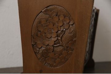 中古　伝統工芸　軽井沢彫り　桜の彫りが優美なマガジンラック(本立て、収納)(R-061786)