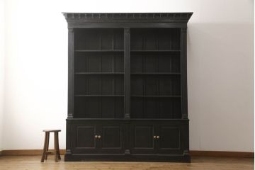 中古　アンティーク調　落ち着いた大人の雰囲気漂うキャビネット(シェルフ、飾り棚、陳列棚、収納棚、本棚)(R-061789)
