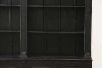 中古　アンティーク調　落ち着いた大人の雰囲気漂うキャビネット(シェルフ、飾り棚、陳列棚、収納棚、本棚)(R-061789)