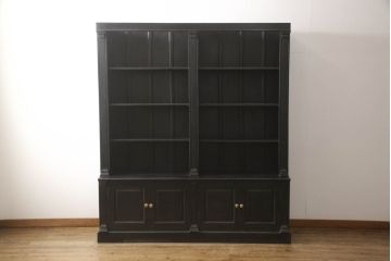 中古　アンティーク調　落ち着いた大人の雰囲気漂うキャビネット(シェルフ、飾り棚、陳列棚、収納棚、本棚)(R-061789)