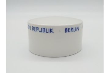 1960年代　レア　ドイツ　マイセン　Meissen　円形　蓋付き　ベルリンの街並みが描かれた小物入れ(筒型、蓋物、西洋陶磁器、BERLIN、HAUPTSTADT DER DEUTSCHEN DEMOKRATISCHEN REPUBLIK)(R-061793)